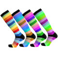 Novo produto da moda com listras coloridas arco-íris listradas meias de compressão esportiva 20-30mmhg